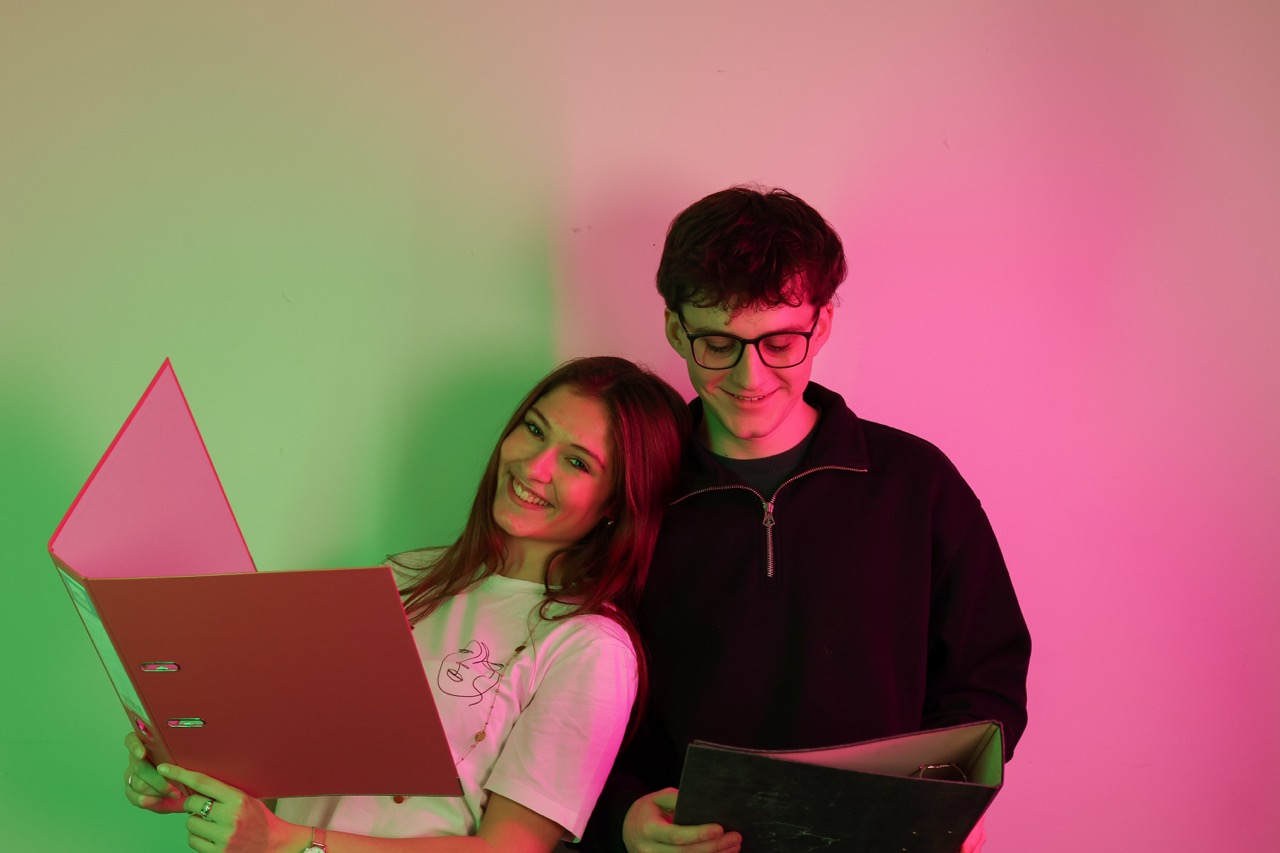 Studenten kijken in kaften